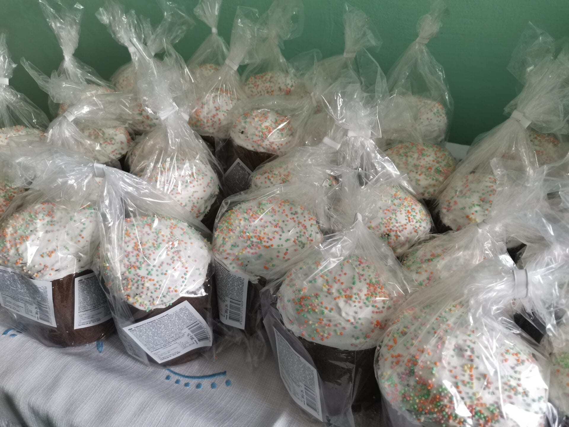 Напередодні свята Великодня пацієнтів лікарні привітали солодкими подарунками детская больница запорожье КНП «Міська дитяча лікарня №5» ЗМР – це єдина у місті Запоріжжі багатопрофільна дитяча лікарня, де сконцентровано всі види надання спеціалізованої медичної допомоги дитячому населенню: стаціонарної, консультативної амбулаторно-поліклінічної та виїзної для інтенсивної терапії новонародженим.