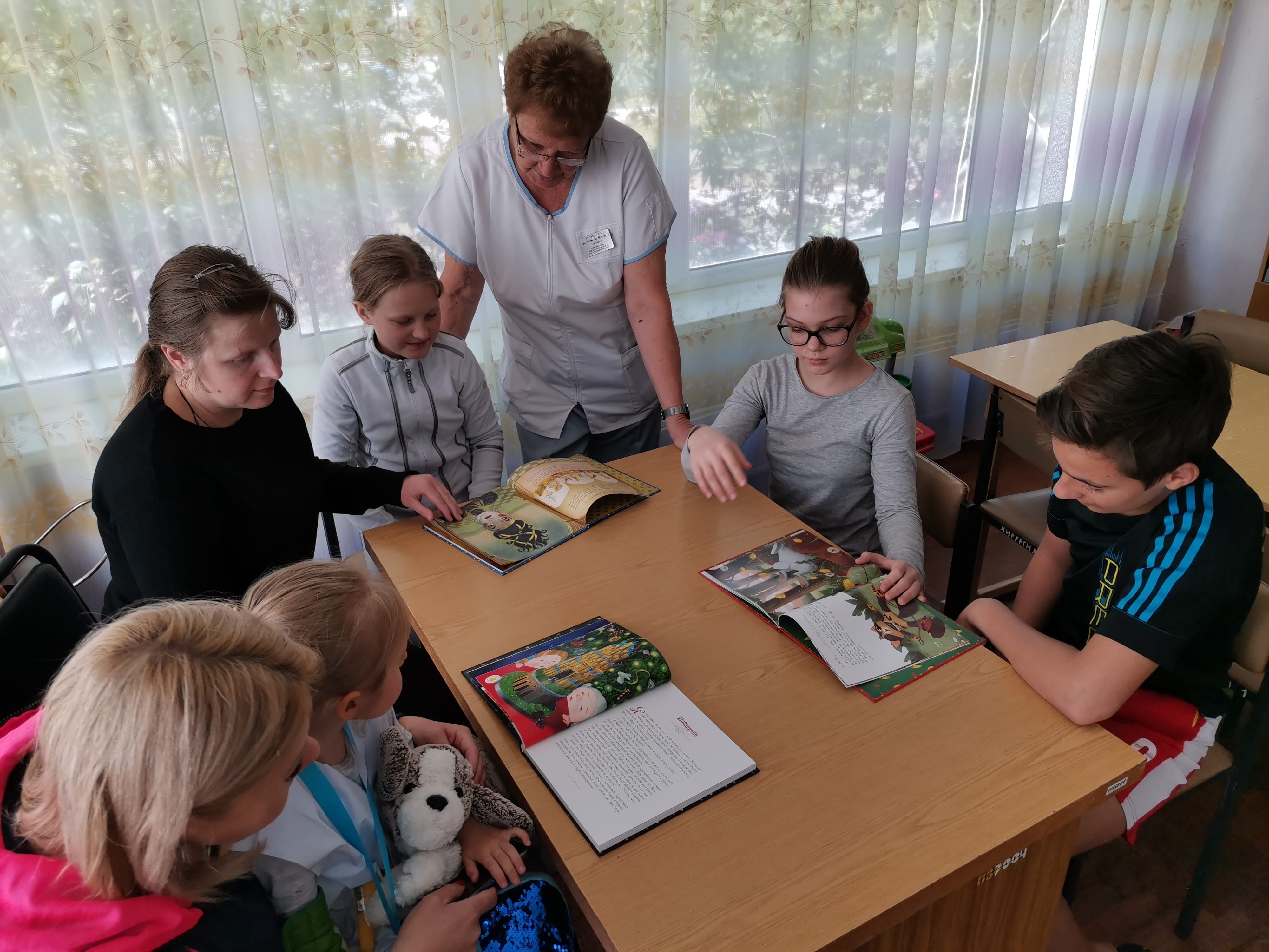 Казкові книжки для пацієнтів лікарні детская больница запорожье КНП «Міська дитяча лікарня №5» ЗМР – це єдина у місті Запоріжжі багатопрофільна дитяча лікарня, де сконцентровано всі види надання спеціалізованої медичної допомоги дитячому населенню: стаціонарної, консультативної амбулаторно-поліклінічної та виїзної для інтенсивної терапії новонародженим.