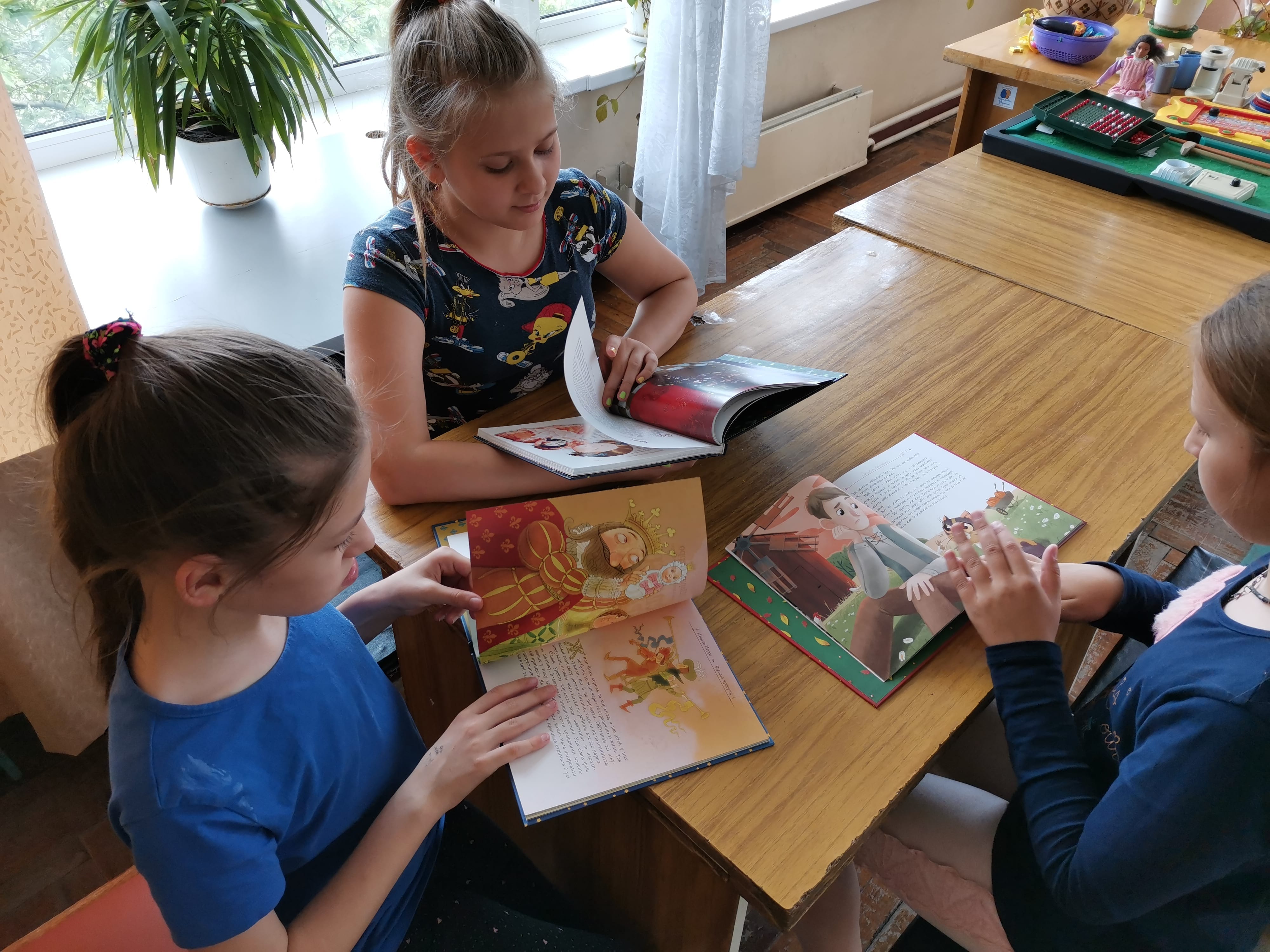 Казкові книжки для пацієнтів лікарні детская больница запорожье КНП «Міська дитяча лікарня №5» ЗМР – це єдина у місті Запоріжжі багатопрофільна дитяча лікарня, де сконцентровано всі види надання спеціалізованої медичної допомоги дитячому населенню: стаціонарної, консультативної амбулаторно-поліклінічної та виїзної для інтенсивної терапії новонародженим.